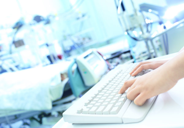 Dental assistant using computer